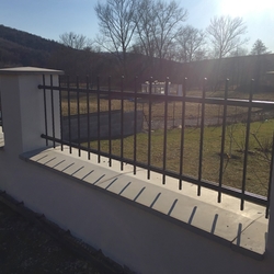 Cl�ture forg�e autour de la maison individuelle