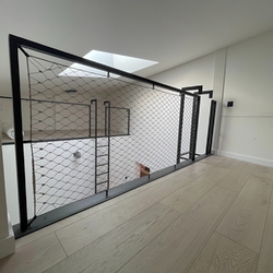 Garde-corps en métal avec filet en inox à câbles Garde-corps en métal avec filet en inox à câbles