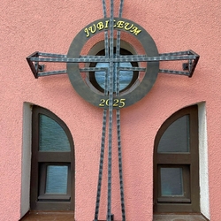 Croix murale en fer forg� sur la Maison de la vieillesse paisible à Lipany, Slovaquie
