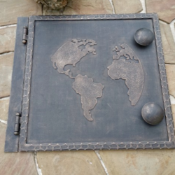 Couvercle forg� pour une fosse avec un design de globe