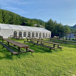 Tables et bancs de jardin sur une pelouse pour la d�tente et les repas des visiteurs