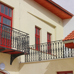 Balustrade ext�rieure sur le balcon - balustrade en fonte dans un b�timent historique 