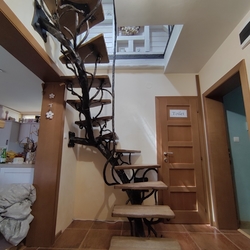 Escalier de luxe avec le sceau UKOVMI dans l'int�rieur d'une maison familiale - escalier en fer forg�