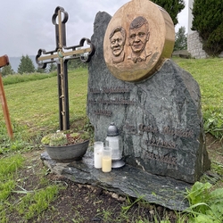 Pierre tombale avec une croix forg�e, une photographie et des inscriptions