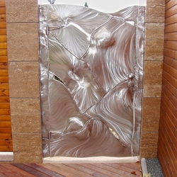 Portail en fer forg� embouti-ponc�