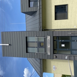 Croix en inox et inscription sur l'église Croix en inox et inscription sur l'église