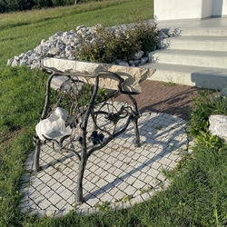 Autel forgé à la main avec une plaque en pierre près de la croix Autel forgé à la main avec une plaque en pierre près de la croix