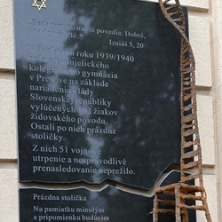 Plaque commémorative réalisée pour le projet Chaise Vide à l'École Évangélique Unie de Presov, Slovaquie Plaque commémorative réalisée pour le projet Chaise Vide à l'École Évangélique Unie de Presov, Slovaquie