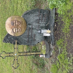 Monument � pierre tombale avec une croix forg�e, des inscriptions et une photographie