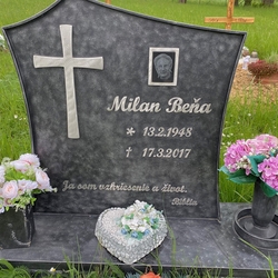 Croix en acier inoxydable et inscriptions sur un monument forg� + vase carr� forg�