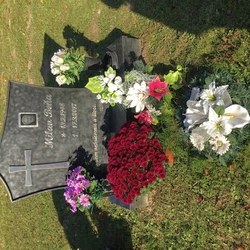 Monument forg� avec une croix en acier inoxydable et des inscriptions