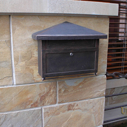 Boite aux lettres en fer forg� contemporain