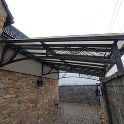 Abri design en fer forg�, fabriqu� par UKOVMI pour une maison familiale, assorti à un portail en fer forg�