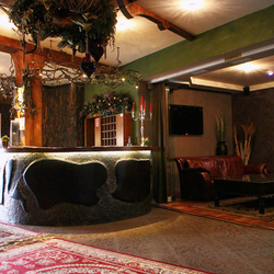 R�ception de l'h�tel dans le style forg� - comptoir de luxe, luminaires exclusifs...