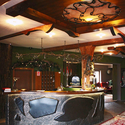 R�ception de l'h�tel dans le style forg� - vue d'ensemble