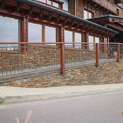 Garde-corps forg� combin� avec du bois à l'entr�e d'un h�tel de luxe