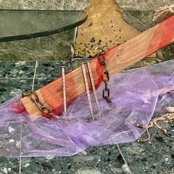 Cha�ne forg�e et clous au design historique près de la croix dans l��glise