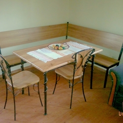Banc de salle à manger d'angle, table et chaises dans l'appartement de la pension folklorique Šariš Park – mobilier en fer forgé Banc de salle à manger d'angle, table et chaises dans l'appartement de la pension folklorique Šariš Park – mobilier en fer forgé