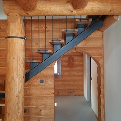 Escalier int�rieur  UKOVMI pour une maison en bois dans l'est de la Slovaquie