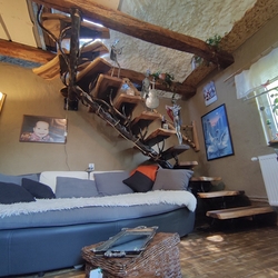 Escalier artistique avec une combinaison de métal et de bois, conçu et fabriqué à la main dans le studio UKOVMI Escalier artistique avec une combinaison de métal et de bois, conçu et fabriqué à la main dans le studio UKOVMI