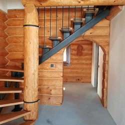 Escalier en fer forg� avec main courante dans une maison en bois - escalier int�rieur