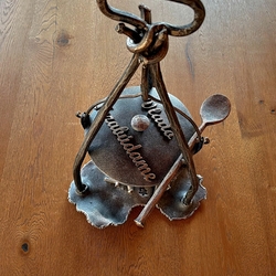 Un chaudron forg� à la main en tant que bougeoir comm�moratif pour une tombe