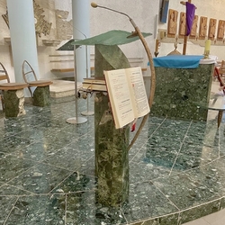 Livres sur un porte-livres artistique