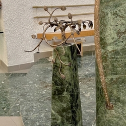 Porte-livres dans l��glise avec un design artistique