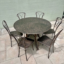 Tables et chaises sur la terrasse du restaurant Bellucci à Bardejov – mobilier d'extérieur Tables et chaises sur la terrasse du restaurant Bellucci à Bardejov – mobilier d'extérieur