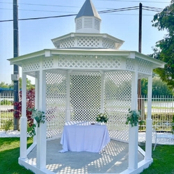 Pavillon de jardin décoré, prêt pour la cérémonie de mariage Pavillon de jardin décoré, prêt pour la cérémonie de mariage