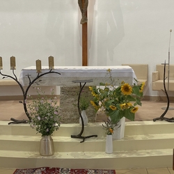 Ensemble de trois bougeoirs design dans une église du village de Soko¾ – bougeoirs forgés à la main de UKOVMI Ensemble de trois bougeoirs design dans une église du village de Soko¾ – bougeoirs forgés à la main de UKOVMI