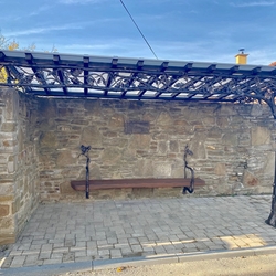 Œuvre d'art - l'arrêt de bus à Velky Saris, Slovaquie, offert par les frères Polohovci à tous ceux qui souhaitent se reposer