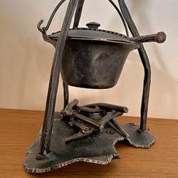 Bougeoir artistique forgé à la main pour une tombe en souvenir du défunt – foyer, chaudron avec cuillère et dédicace Bougeoir artistique forgé à la main pour une tombe en souvenir du défunt – foyer, chaudron avec cuillère et dédicace