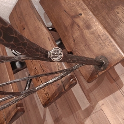 D�tail de la luxueuse main courante forg�e à la main avec le logo de l'atelier UKOVMI sur l'escalier en fer forg�