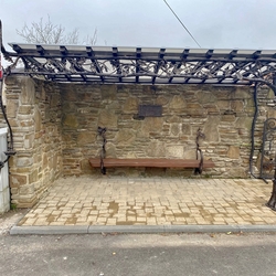 Arrêt de bus en tant qu'œuvre d'art forg�e pour Ve�k� �ari� - Kana� en Slovaquie