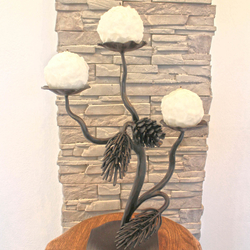 Bougeoir forgé en forme de branche de conifère – décoration de Noël unique Bougeoir forgé en forme de branche de conifère – décoration de Noël unique