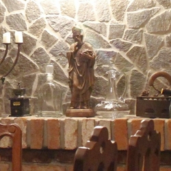 Chandelier Menora et porte-bouteilles fabriqu�s dans la forge artistique UKOVMI � d�corations pour la cave à vin