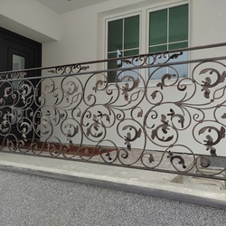 Balustrade forg�e ext�rieure à l'entr�e d'une maison familiale