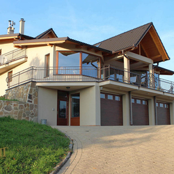 Garde-corps en fer forg� sur une maison familiale