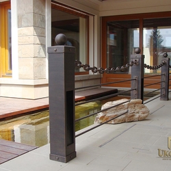 Garde-corps d�ext�rieur en fer forg�. Luminaires incorpor�s dans les poteaux en acier. 