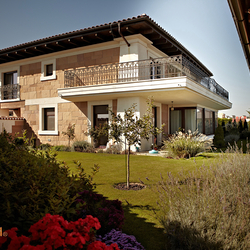 Vue d'ensemble sur le garde-corps d�ext�rieur en fer forg� d'une terrasses et d'une porte-fenêtre.