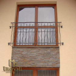 Garde-corps d'un chalet en fer forg� fait main � motif Mamie