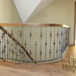 Garde-corps d'intérieur -Balustrade en fer forgé à l'ornement distingué dans une maison familial. Garde-corps d'intérieur -Balustrade en fer forgé à l'ornement distingué dans une maison familial.