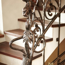 Dragon en fer forg� artisanal - d�tail approch� d'un garde-corps pour escalier sur mesure.