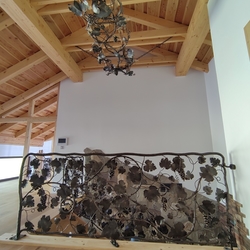 Luminaires forg�s à la main - �chelle recouverte de vigne dans une maison familiale 