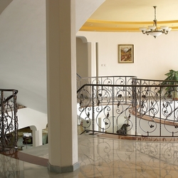 Villa de luxe avec balustrade d'escalier int�rieure fabriqu�e chez UKOVMI