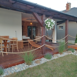 Terrasse de la maison individuelle avec balustrade en corde fix�e à des supports forg�s - accessoires de jardin