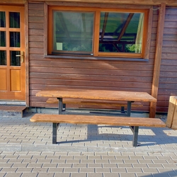 Coin salon ext�rieur am�nag� près des chalets pour le confort estival des clients