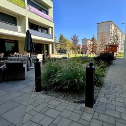 Éclairage extérieur du restaurant avec des lampes sur pied forgées – éclairage de jardin Éclairage extérieur du restaurant avec des lampes sur pied forgées – éclairage de jardin