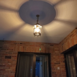 Lampe design suspendue à une cha�ne forg�e avec le sceau UKOVMI, garantissant la qualit�